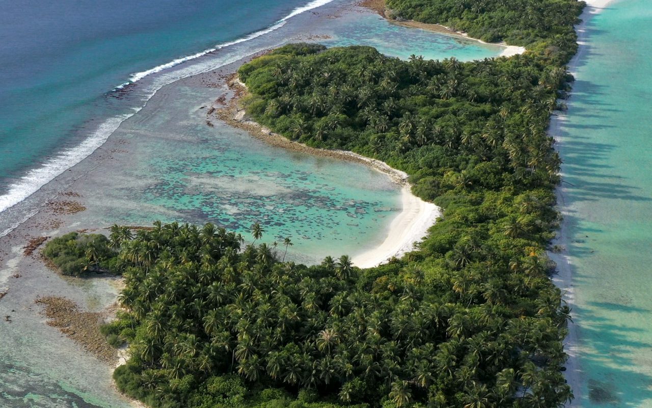 Motu bordé de cocotiers et lagon turquoise