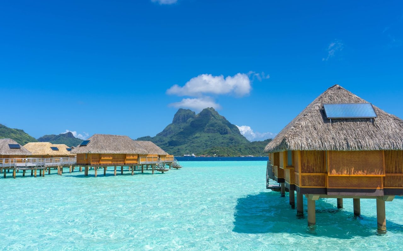 Bungalows sur pilotis face au Mont Otemanu à Bora Bora